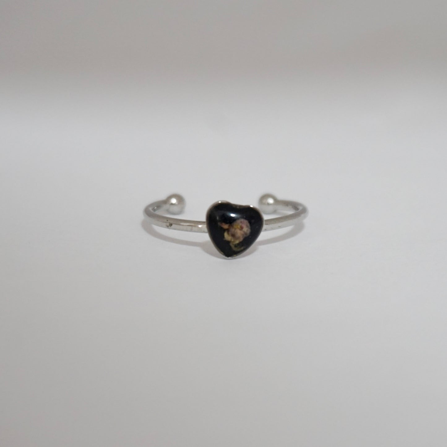 Anillo ajustable panalillo lila fondo negro