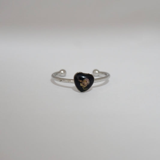 Anillo ajustable panalillo lila fondo negro