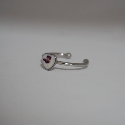Anillo ajustable panalillo morado fondo blanco