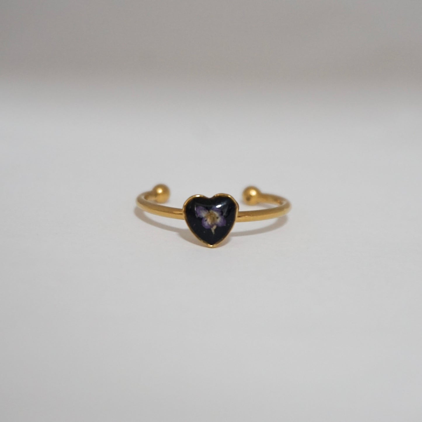 Anillo ajustable panalillo morado fondo negro