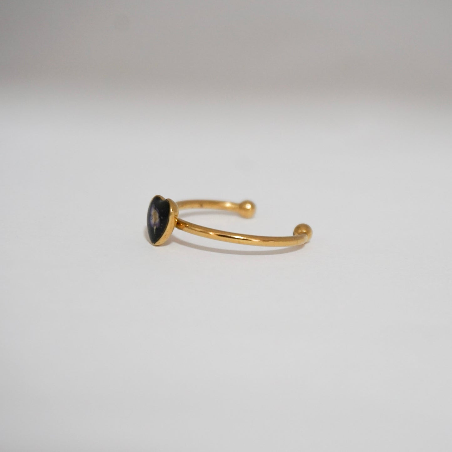 Anillo ajustable panalillo morado fondo negro