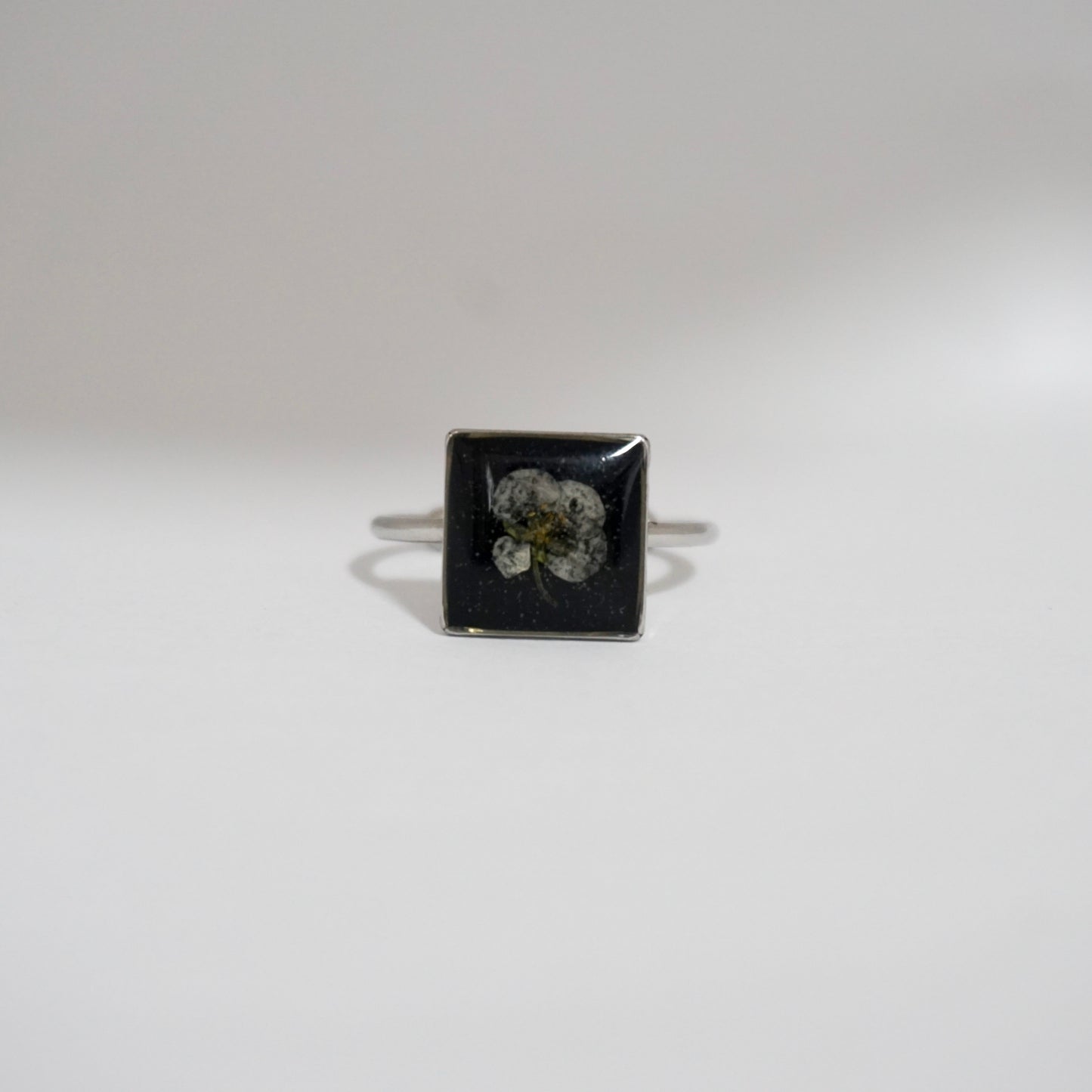 Anillo ajustable panalillo blanco fondo negro