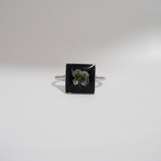 Anillo ajustable panalillo blanco fondo negro