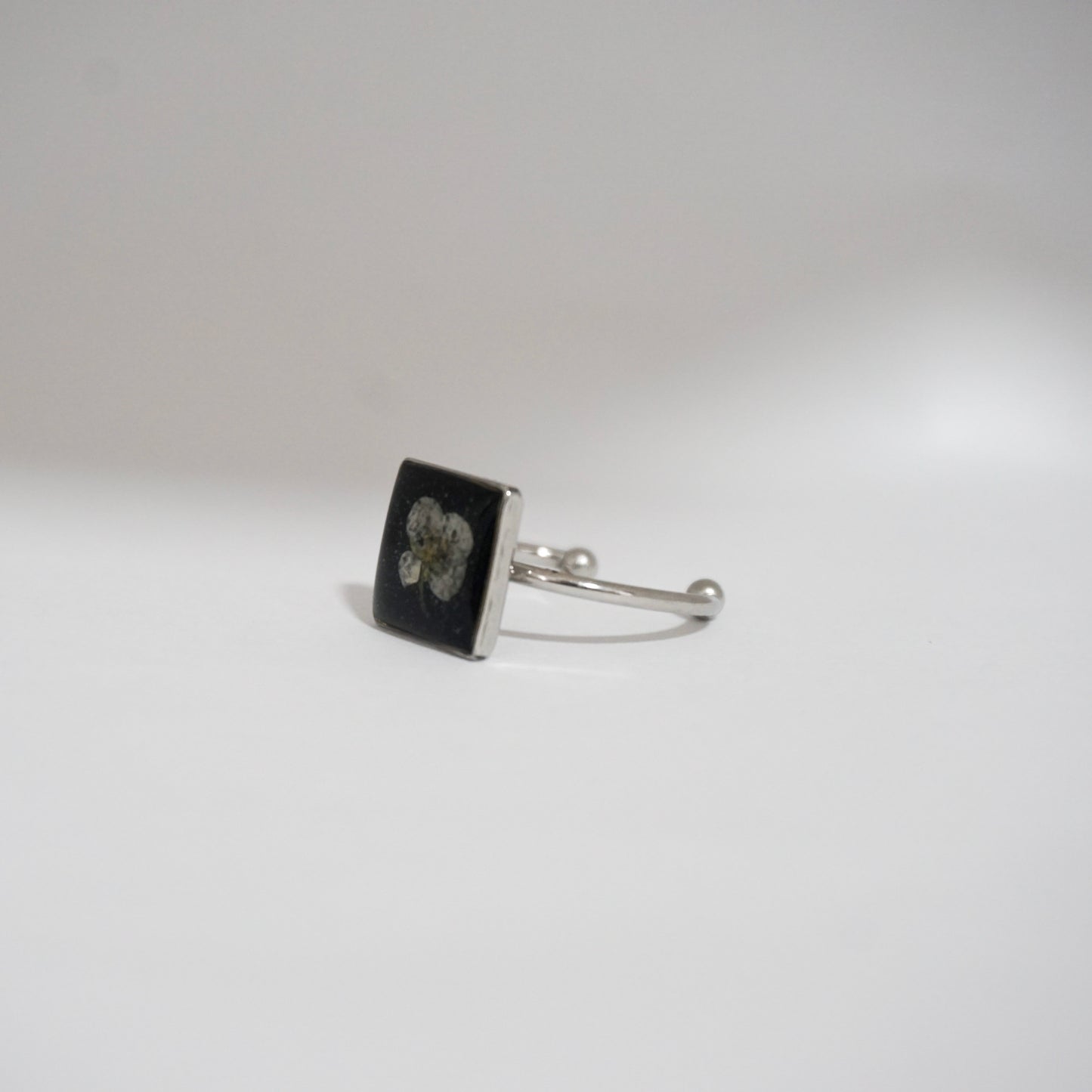 Anillo ajustable panalillo blanco fondo negro
