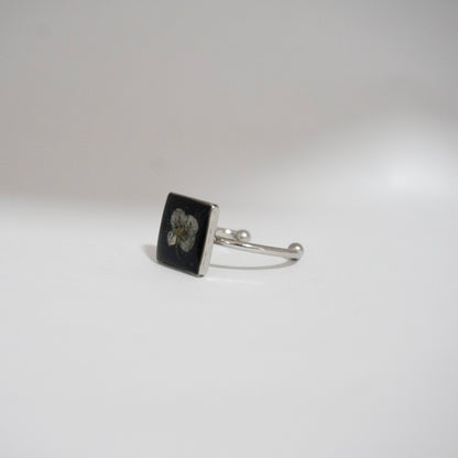 Anillo ajustable panalillo blanco fondo negro
