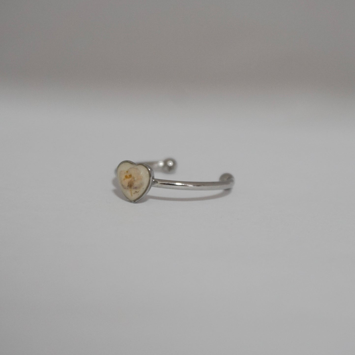 Anillo ajustable panalillo lila fondo blanco