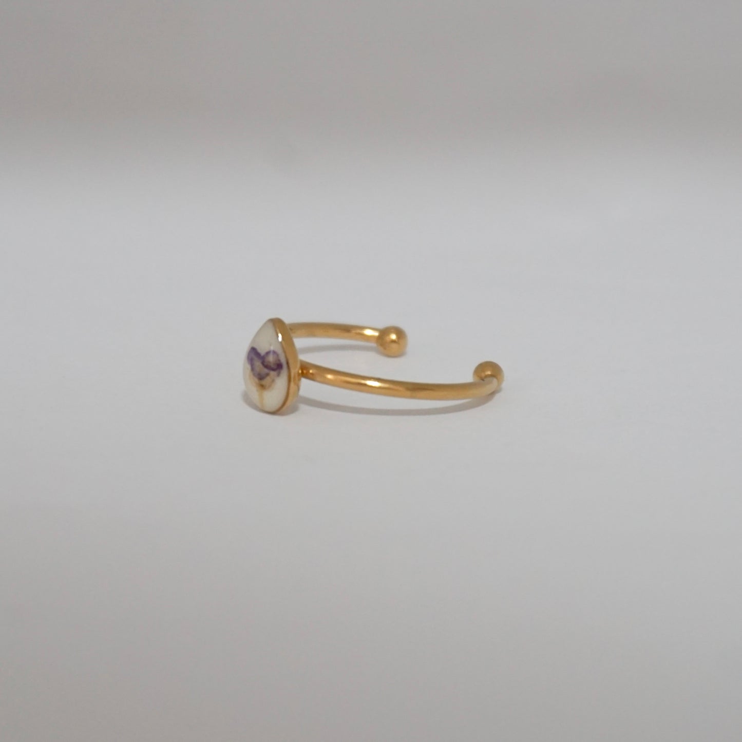 Anillo ajustable panalillo lila fondo blanco