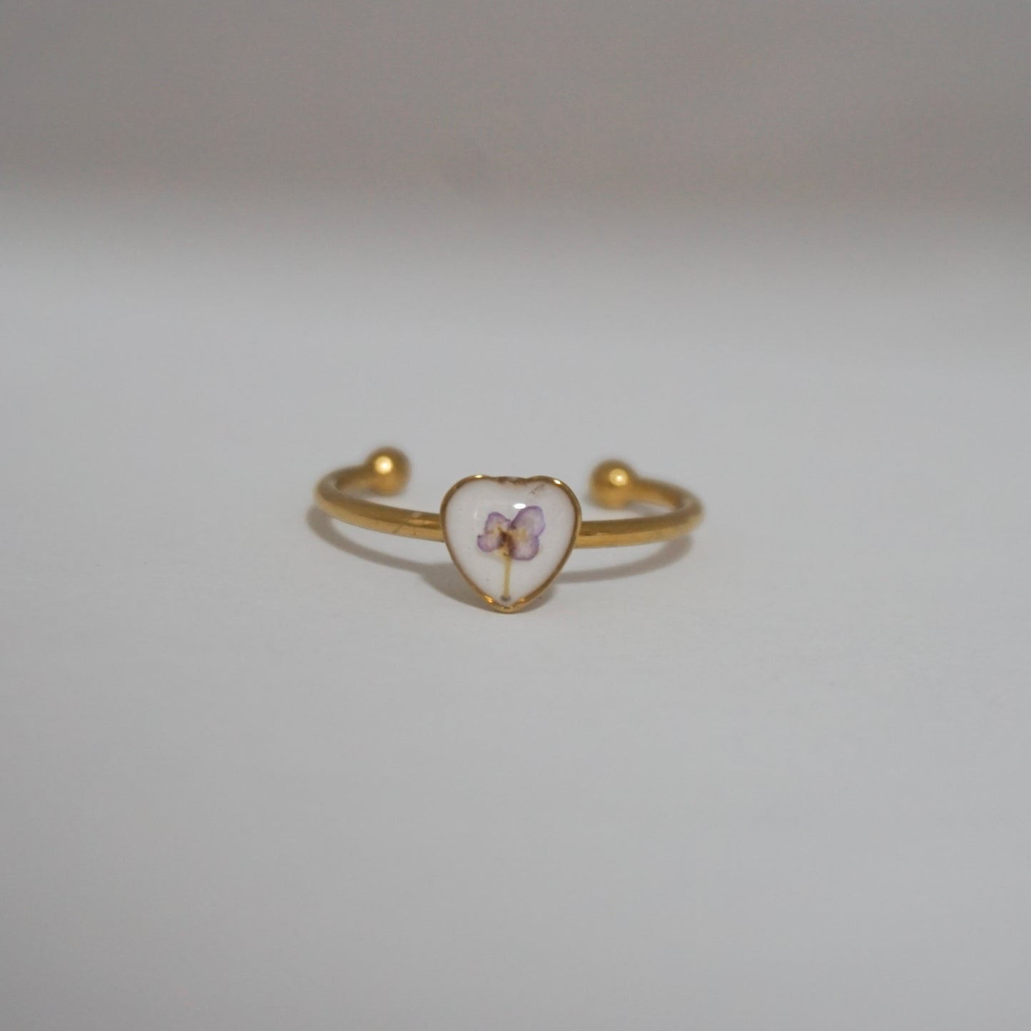 Anillo ajustable panalillo lila fondo blanco