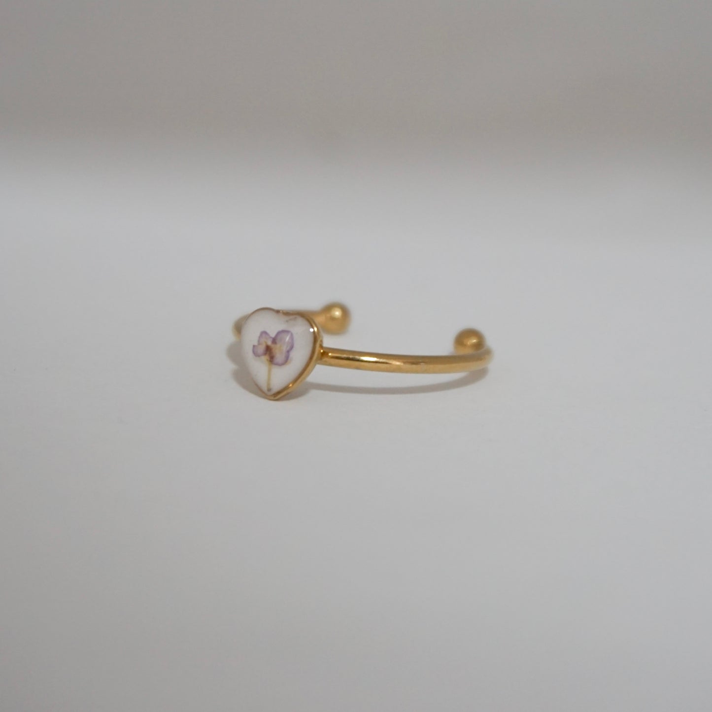 Anillo ajustable panalillo lila fondo blanco