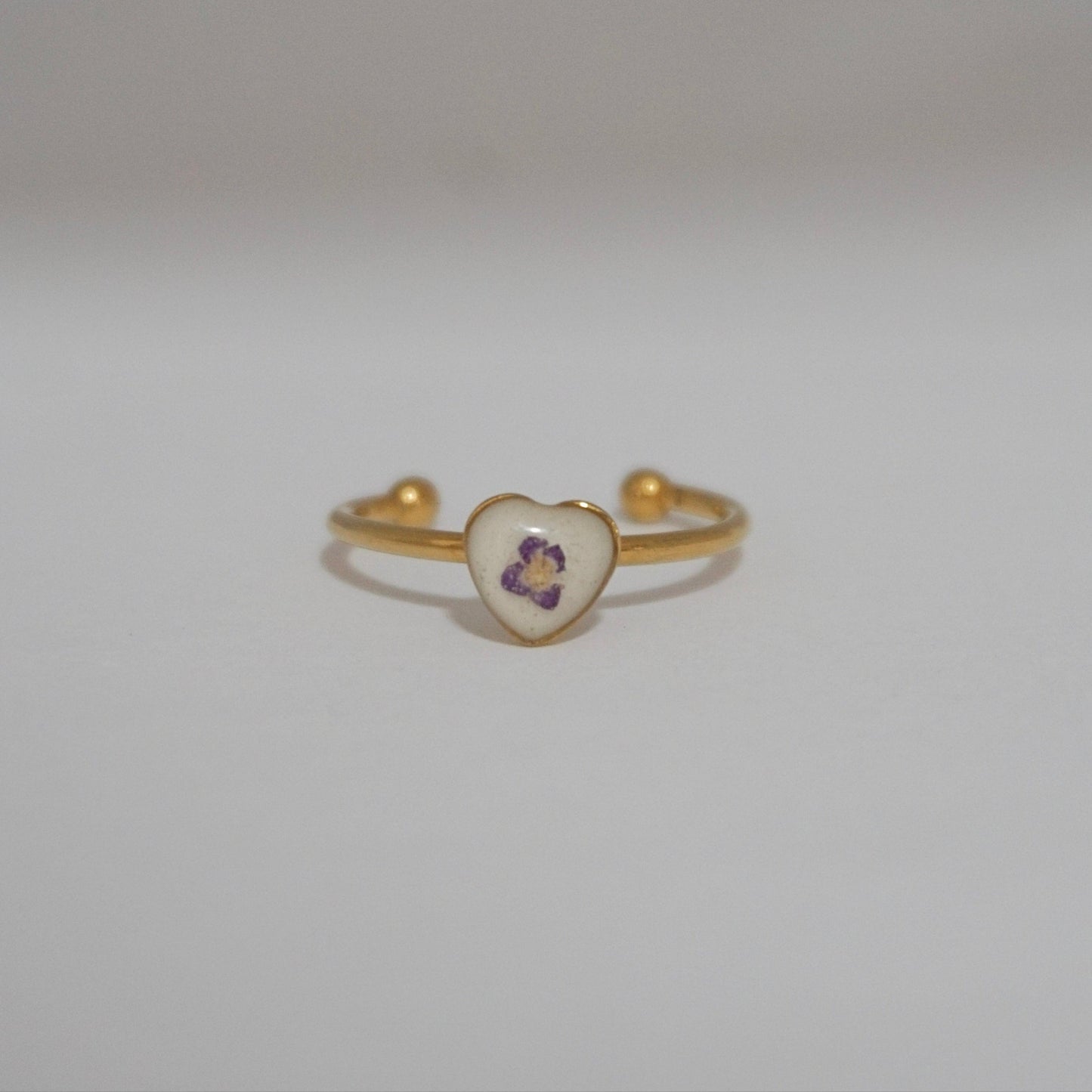Anillo ajustable panalillo morado fondo blanco