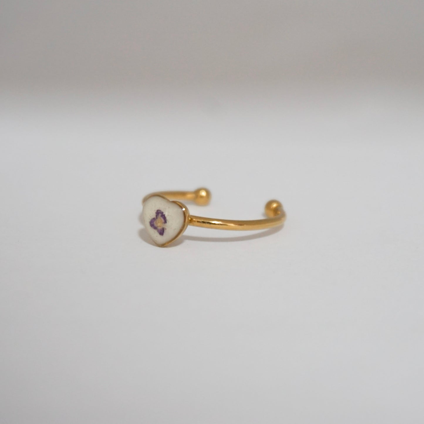 Anillo ajustable panalillo morado fondo blanco