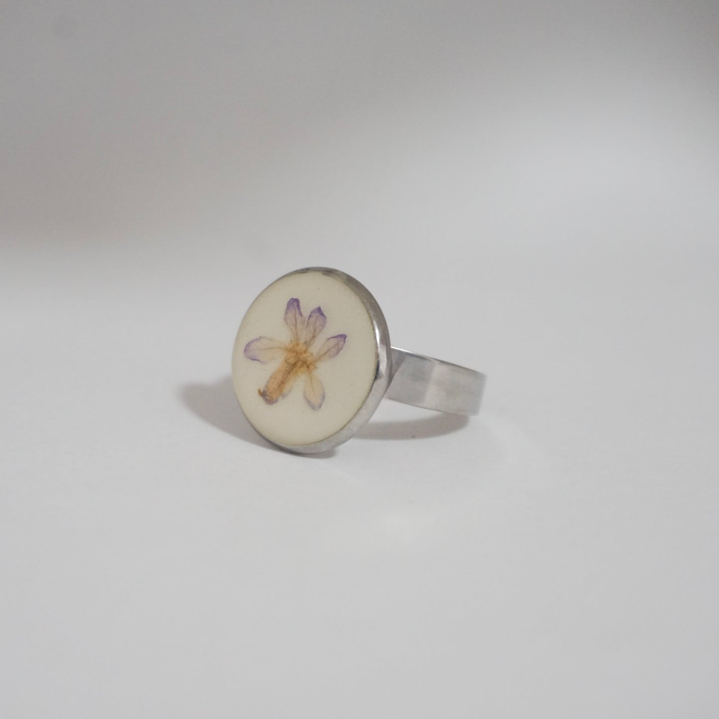 Anillo ajustable trueno de venus fondo blanco
