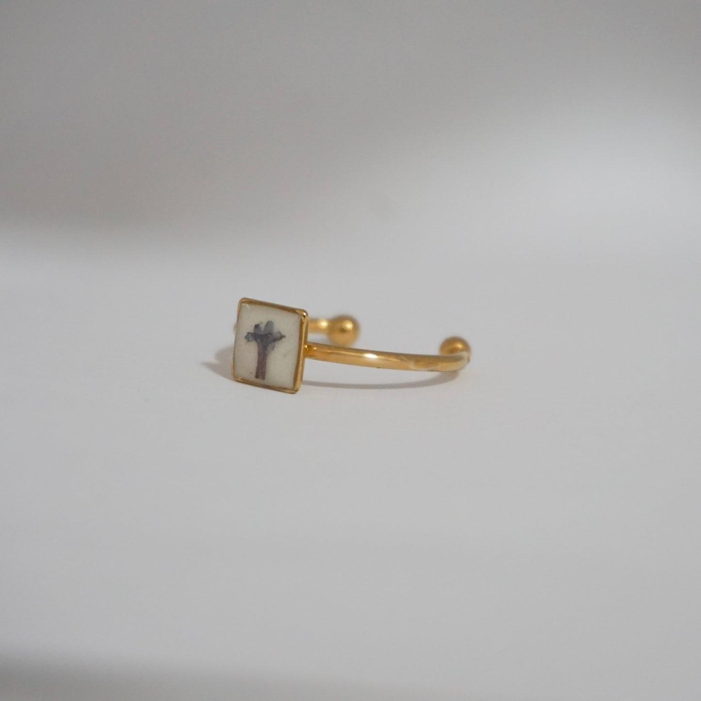 Anillo ajustable verbena fondo blanco