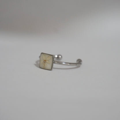 Anillo ajustable flor silvestre fondo blanco